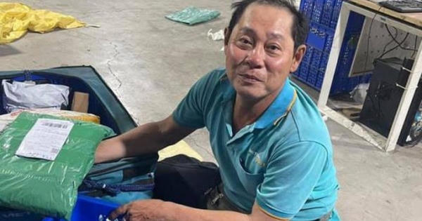 Ông shipper trả lại số tiền lớn cho khách hàng chuyển nhầm khiến dân mạng cảm phục