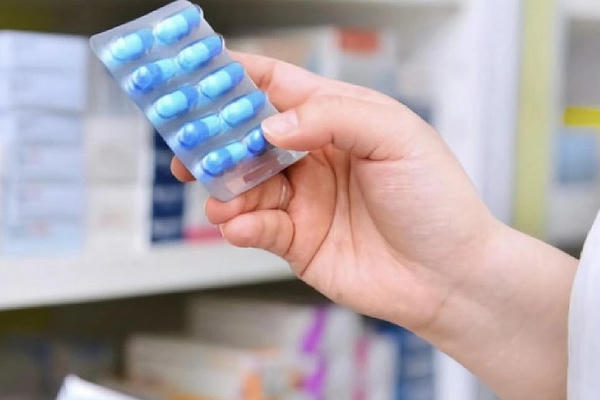 Bảo đảm cung ứng, kiểm soát chặt chẽ giá thuốc cứu chữa người bị thương, bị bệnh sau mưa bão