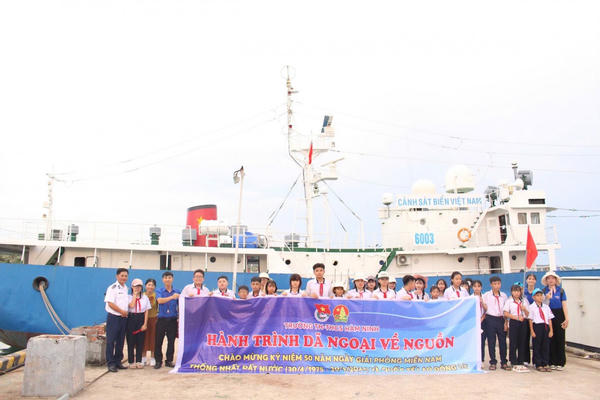 Hải đội 422 tuyên truyền 50 năm Ngày Giải phóng miền Nam, thống nhất Đất nước tại trường tiểu học và trung học cơ sở Hàm Ninh