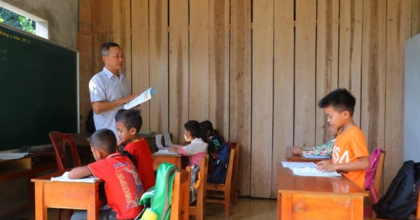 Người thầy vượt hàng ngàn cây số để “bắt” trò về trường Người thầy vượt hàng ngàn cây số để “bắt” trò về trường