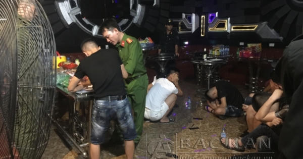 CA tỉnh Bắc Kạn đột kích quán karaoke Hồng Kông, phát hiện hàng chục thanh niên mở "tiệc ma túy"