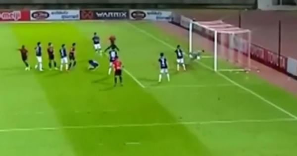 Clip: Pha cứu thua đẳng cấp của thủ thành Văn Lâm ở CLB Muangthong United