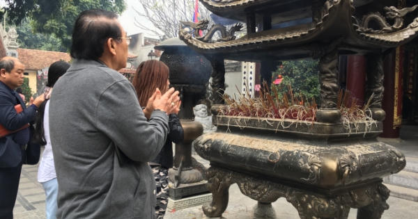 Bắc Ninh: Du khách nườm nượp hành hương về Đền Đô và chùa Phật Tích