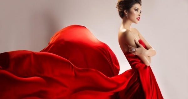 Đầu năm mới, Phạm Hương rạng rỡ sắc đỏ với hàng loạt tin vui