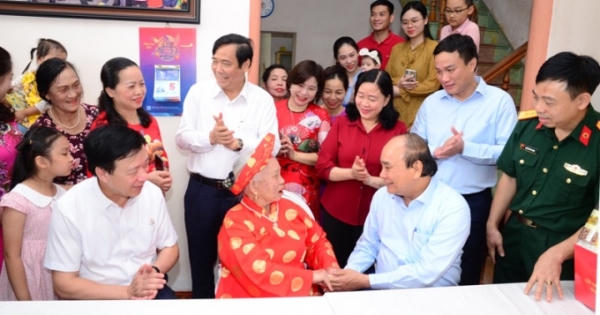 Chủ tịch nước Nguyễn Xuân Phúc thăm, tặng quà người cao tuổi tại Hải Dương Chủ tịch nước Nguyễn Xuân Phúc thăm, tặng quà người cao tuổi tại Hải Dương