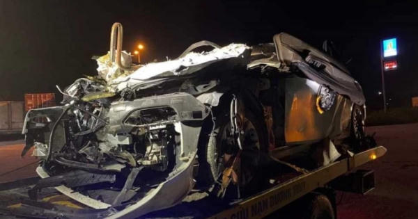 Thái Bình: Ô tô con lao thẳng gầm container, 4 người thương vong