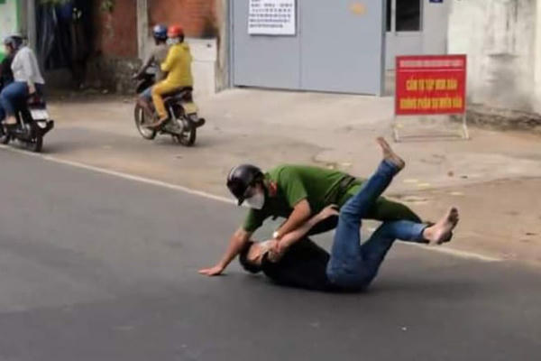 Video: Công an khống chế, bắt giữ người đàn ông chống người thi hành công vụ