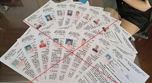 Bắt quả tang vụ làm giả giấy tờ, con dấu của cơ quan, tổ chức Bắt quả tang vụ làm giả giấy tờ, con dấu của cơ quan, tổ chức