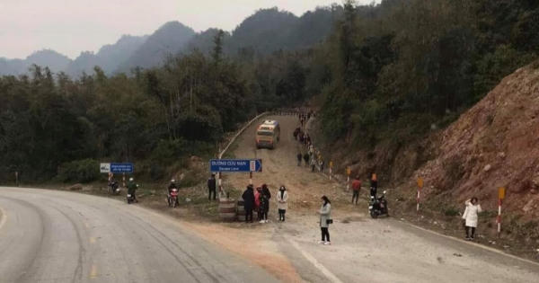 Hòa Bình: Xe khách chở 30 hành khách thoát chết sau tình huống mất phanh