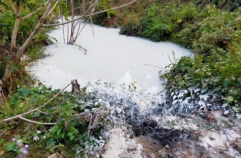 Tuyên Quang: Bùn đất trắng đục chảy xối xả trong khu vực khai thác vàng trái phép