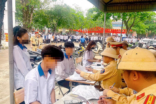 CSGT xuất hiện tận cổng trường ghi hình nhiều học sinh vi phạm