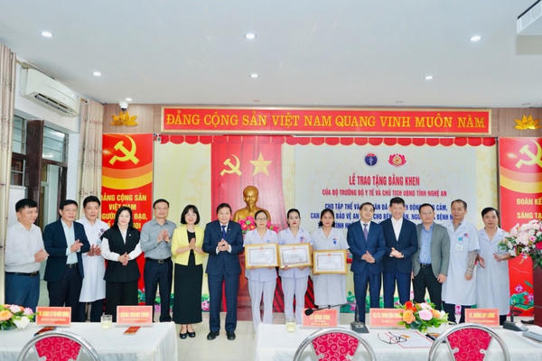 Trao Bằng khen cho các tập thể, cá nhân dũng cảm trong tình huống nguy cấp tại Bệnh viện Sản Nhi Nghệ An