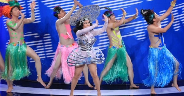 Dàn trưởng phòng Ơn giời ăn vận sexy, hòa mình vào vũ điệu Carnival Dàn trưởng phòng Ơn giời ăn vận sexy, hòa mình vào vũ điệu Carnival