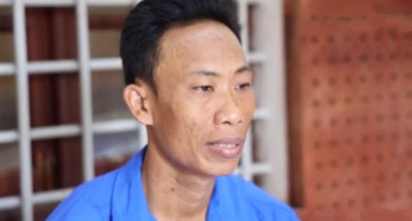 Hiếp dâm con gái ruột rồi dọa nếu để lộ sẽ giết cả hai mẹ con Hiếp dâm con gái ruột rồi dọa nếu để lộ sẽ giết cả hai mẹ con