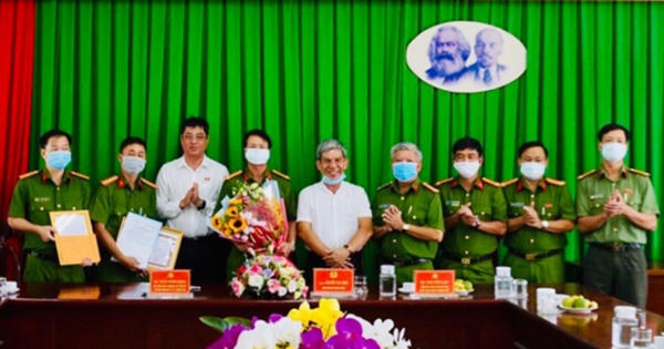Khen thưởng đột xuất thành tích phá án của Công an TP Vũng Tàu Khen thưởng đột xuất thành tích phá án của Công an TP Vũng Tàu
