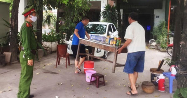 Hà Nội: Siết chặt giám sát cách ly, cấm bán nước vỉa hè, xử phạt mạnh người không đeo khẩu trang Hà Nội: Siết chặt giám sát cách ly, cấm bán nước vỉa hè, xử phạt mạnh người không đeo khẩu trang