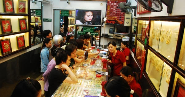 Giá vàng hôm nay 27/8: Ông Trump ra tuyên bố bất ngờ, vàng thoái lui từ đỉnh