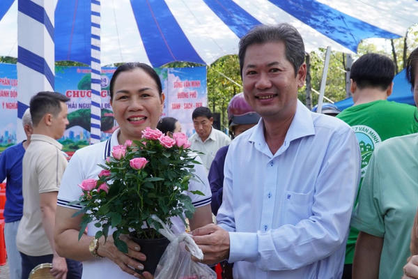 TP HCM: Phường Dĩ An lan tỏa ý thức bảo vệ môi trường qua chương trình “Đổi rác nguy hại lấy quà”