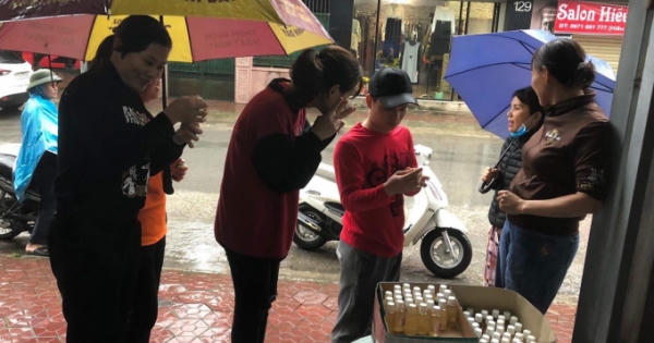 Nữ công chức tặng tinh dầu miễn phí giúp người dân nâng cao sức khỏe giữa “cơn bão” virus Corona