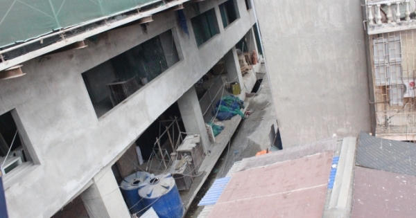 Người dân sinh sống quanh tòa nhà 8B Lê Trực kêu cứu