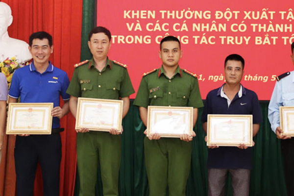 Khen thưởng công an và người dân bắt kẻ cướp ngân hàng ở Bà Rịa - Vũng Tàu
