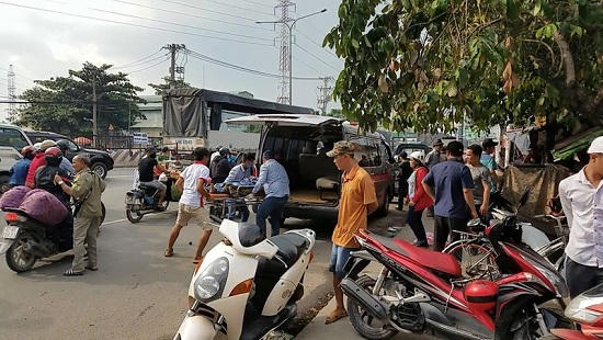Bàng hoàng phát hiện người đàn ông nôn ói và gục chết trên xe máy