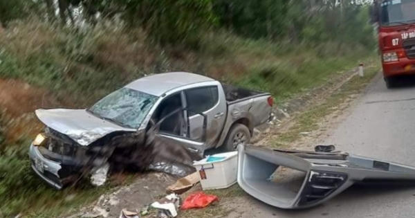 Tài xế nằm bất tỉnh bên chiếc bán tải sau cú va chạm kinh hoàng trên đường N5