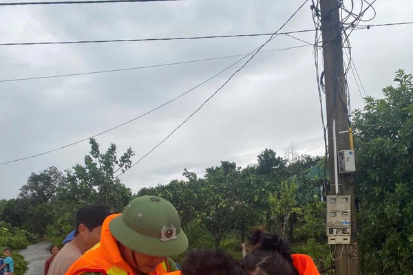 Công an xã Hương Phố kịp thời đưa sản phụ chuyển dạ đi cấp cứu trong mưa lũ