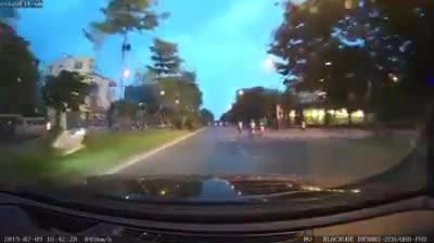 Những tình huống khiến tài xế "đứng tim" với trẻ em Những tình huống khiến tài xế "đứng tim" với trẻ em