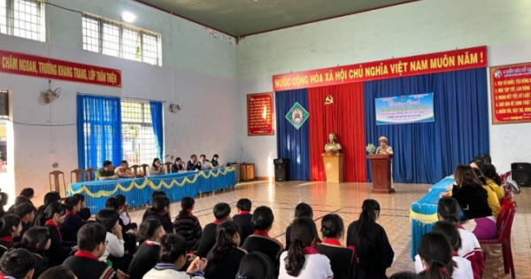 Công an huyện EaH'Leo tăng cường tuyên truyền, phổ biến pháp luật về TTATGT Công an huyện EaH'Leo tăng cường tuyên truyền, phổ biến pháp luật về TTATGT