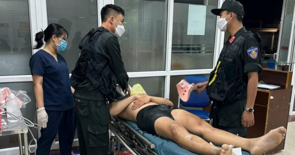 Giây phút tổ Cảnh sát cơ động cứu 6 người mắc kẹt trong xe Mercedes thoát chết trong gang tấc