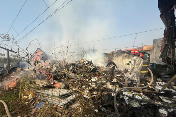 Kịp thời dập tắt đám cháy tại một kho hàng tại xã Tân Triều