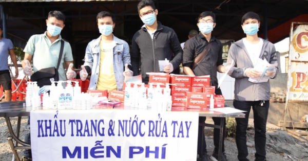 TP HCM: Sinh viên tình nguyện tặng khẩu trang miễn phí cho người dân TP HCM: Sinh viên tình nguyện tặng khẩu trang miễn phí cho người dân