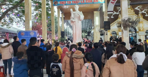 Biển người về với Đền Thánh Antôn đầu năm Quý Mão