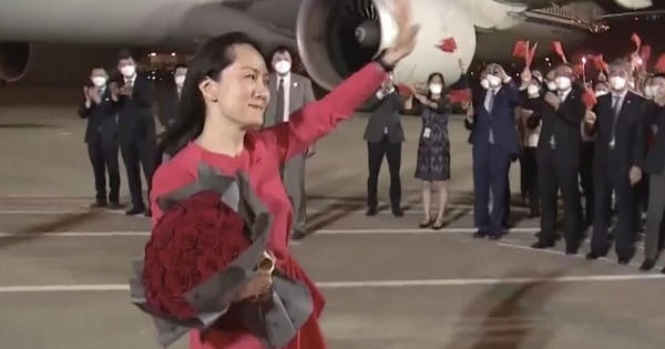 'Công chúa Huawei' được chào đón khi về đến Trung Quốc