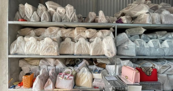 Triệt phá kho túi xách nhái thương hiệu Hermès, Louis Vuitton, Channel lớn nhất miền Bắc Triệt phá kho túi xách nhái thương hiệu Hermès, Louis Vuitton, Channel lớn nhất miền Bắc
