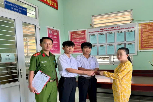 Khen thưởng 2 học sinh nhặt và trao trả ví tiền chứa gần 6 triệu đồng và 1 lắc tay vàng