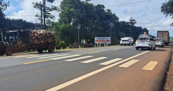 Gia Lai: Xe 7 chỗ bẹp dúm đầu vì tông vào đuôi xe công nông