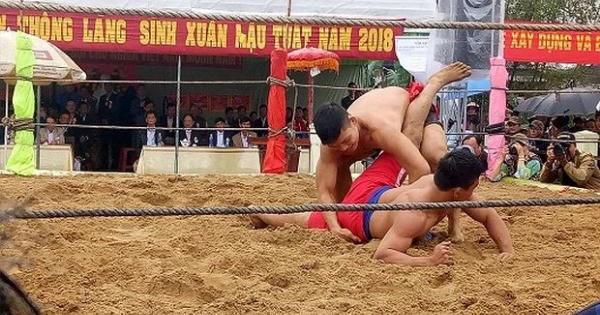 Hội vật làng Sình thu hút hàng nghìn người tham dự