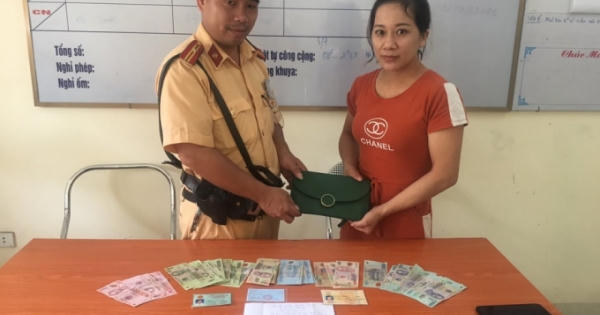 Hốt hoảng đi tìm chiếc ví bị rơi, người phụ nữ may mắn được CSGT nhặt được và trao trả