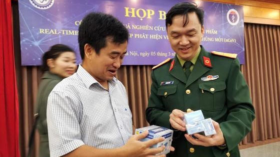 Bắt trưởng phòng và chủ nhiệm đề tài kit tét của Công ty Việt Á tại Học viện Quân y