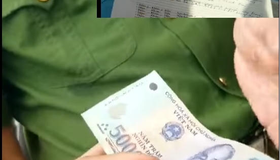 Hà Nội: Lạ lùng với cách lập biên bản xử phạt vi phạm giao thông của Công an phường