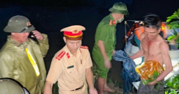 Hà Tĩnh: Kịp thời ứng cứu 9 công nhân thi công cao tốc Bắc - Nam bị nước lũ cô lập