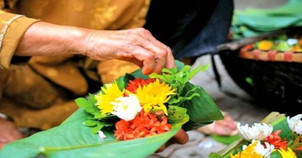 Ngẫm ngợi nơi gác nhỏ: Đĩa hoa cúng