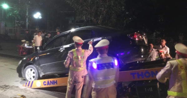 Gặp chốt kiểm tra nồng độ cồn, người đàn ông bỏ lại ô tô chạy lấy người Gặp chốt kiểm tra nồng độ cồn, người đàn ông bỏ lại ô tô chạy lấy người