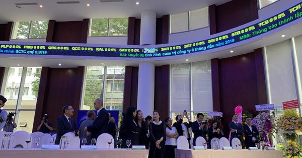 Dẹp 'cá mập' thao túng chứng khoán để hút vốn ngoại