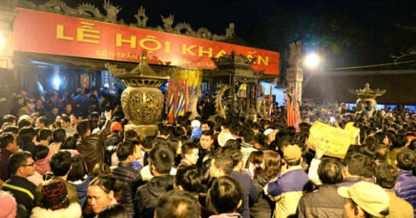 Dòng người xô đẩy, vượt rào vào cướp lộc tại lễ khai ấn Đền Trần