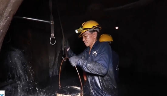 24h trong bóng đêm của những người công nhân thoát nước 24h trong bóng đêm của những người công nhân thoát nước