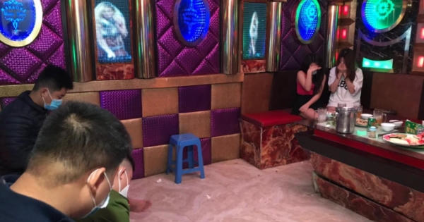 Nghệ An: Bất chấp lệnh cấm, quán karaoke Bích Tiến vẫn mở cửa đón khách