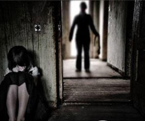 Kẻ đồi bại bị phát hiện khi đang dở trò với bé gái 8 tuổi nhà hàng xóm